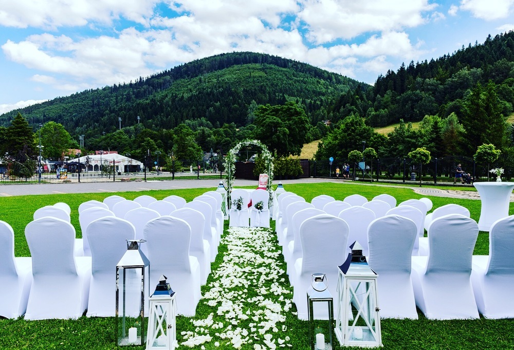 Sala weselna i&nbsp;wesele w&nbsp;ogrodzie pod gołym niebem w&nbsp;Hotelu Alpin w&nbsp;Szczyrku