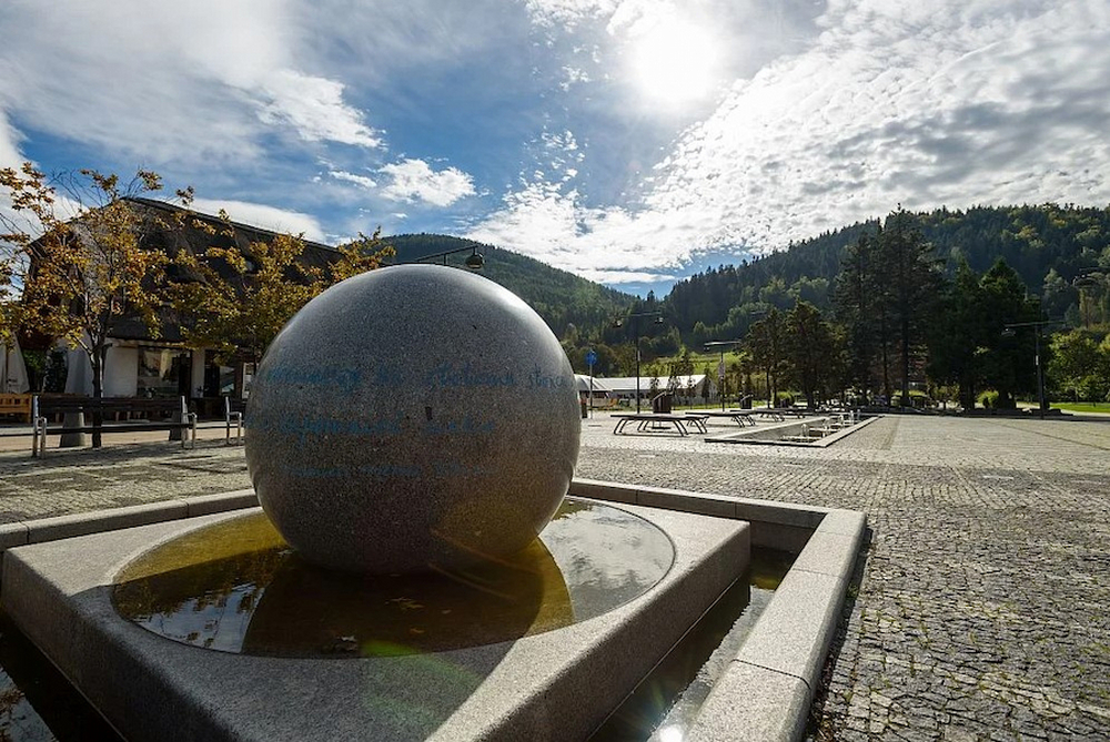 Plac św. Jakuba w Szczyrku – centralny punkt miasta w pobliżu Hotelu Alpin